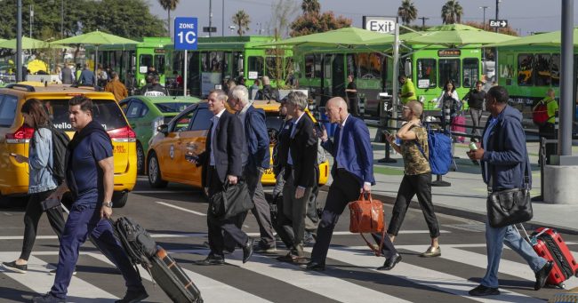 <pre>Hiltzik: перегруженность, загрязнение окружающей среды и многое другое: недостатки Uber и Lyft
