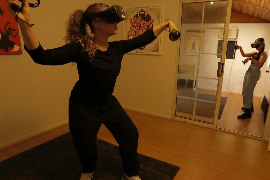 <pre>Эффект коронавируса: актеры дома живут в театре виртуальной реальности