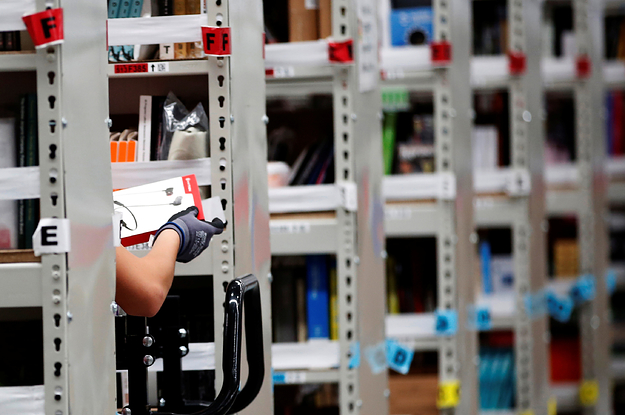 <pre>Во время пандемии коронавируса Amazon заявляет, что работникам, находящимся на карантине, будут платить, но многие говорят, что они не