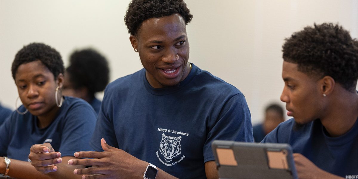 <pre>Apple сотрудничает с HBCU, чтобы предоставить возможности кодирования и творчества сообществам по всей территории США