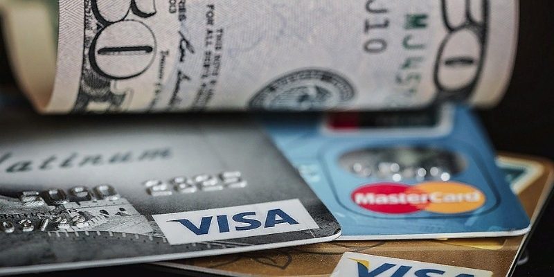 4 способа снять деньги с банковской карты, даже если вы забыли ее дома