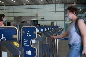 <pre>Техника на вокзале помогает пассажирам социально дистанцироваться