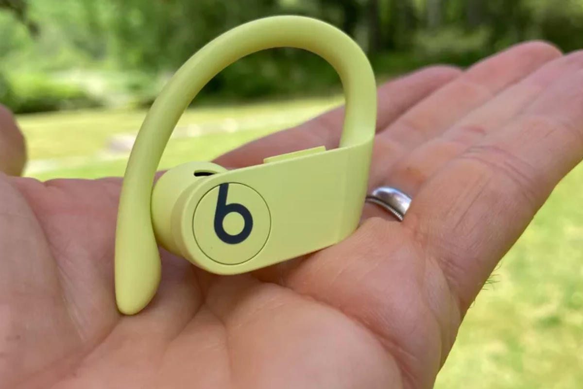  2020-10-13-at-12-35-10-am.jpg "height =" auto "width =" 1200 "/> </span></p>
<p>                </a></p>
<p> Powerbeats Pro — отличные наушники для тренировок, устойчивые к поту и обеспечивающие девять часов автономной работы. Теперь вы можете сэкономить 30% на них. Они стоят 174,95 доллара по сравнению с их обычной ценой в 249,99 доллара. Эти наушники обычно не такие дешевые — последний раз по такой цене они продавались во время праздников 2019 года. </p>
<p><a class=