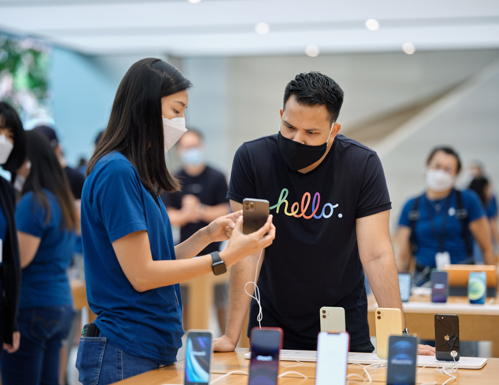 Члены команды Apple Orchard Road изучают функции iPhone 12.