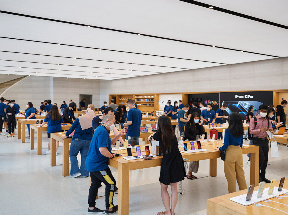 Толпа покупателей и членов команды Apple на Apple Orchard Road в ожидании презентации iPhone 12.