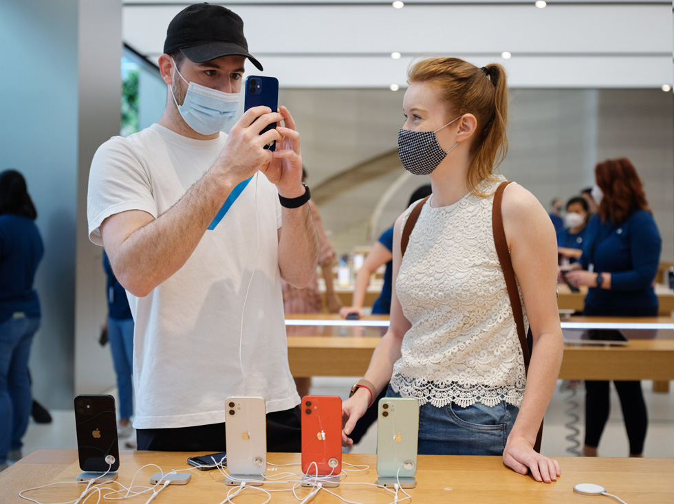Покупатели из Apple Orchard Road тестируют камеру на iPhone 12 Pro.