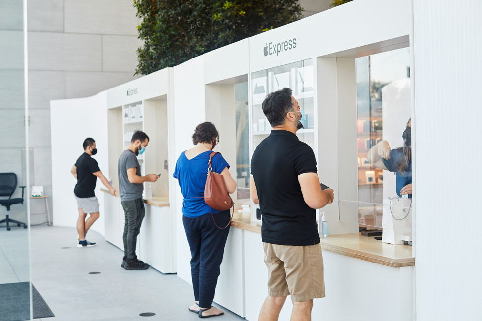 Клиенты забирают продукты или получают поддержку Genius в магазине Express в Apple Highland Village.