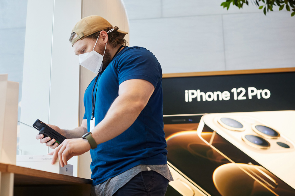Сотрудник Apple сканирует продукты Apple в Apple Highland Village.