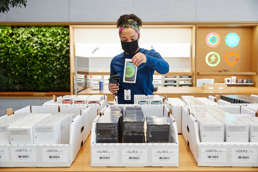 Сотрудник Apple продает последние продукты Apple в Apple Highland Village.