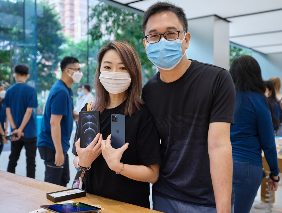 Покупатели Apple Orchard Road сравнивают iPhone 12 Pro и iPhone 12 Pro Max.