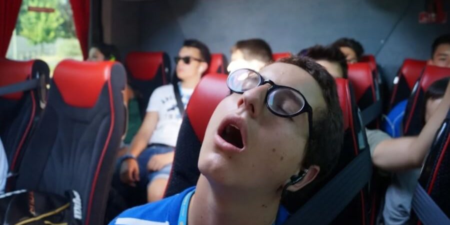 Из-за чего в едущем транспорте часто хочется спать?