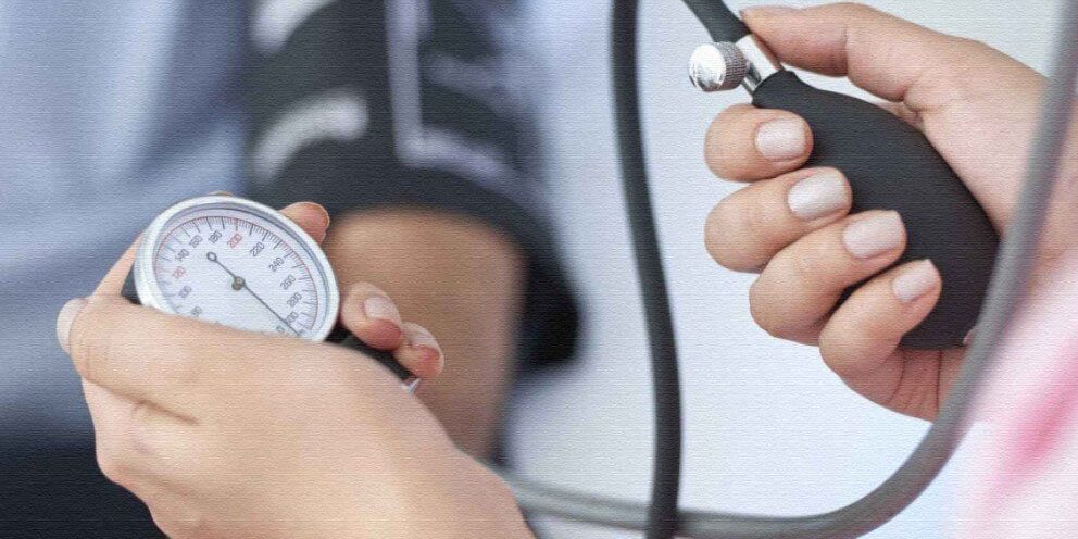 Почему давление нужно измерять на обеих руках?