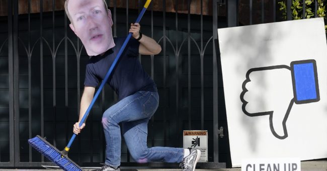 <pre>Глобальные активисты видят двойные стандарты в запрете Facebook на Трампа