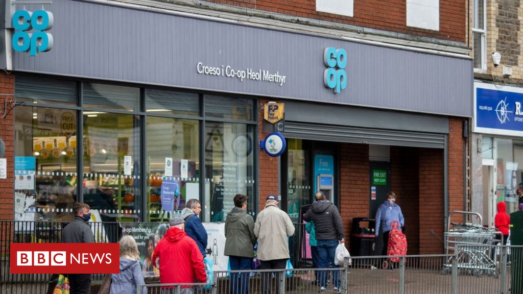 <pre>Co-op и Morrisons видят очереди из-за сбоев в платежах