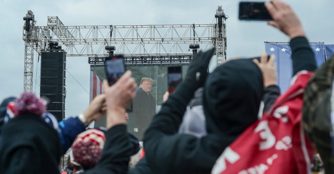 <pre>Пограничные группы раскололись в сети после запретов в Facebook и Twitter