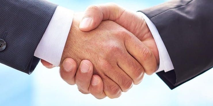 Как правильно пожимать руку: этикет рукопожатия