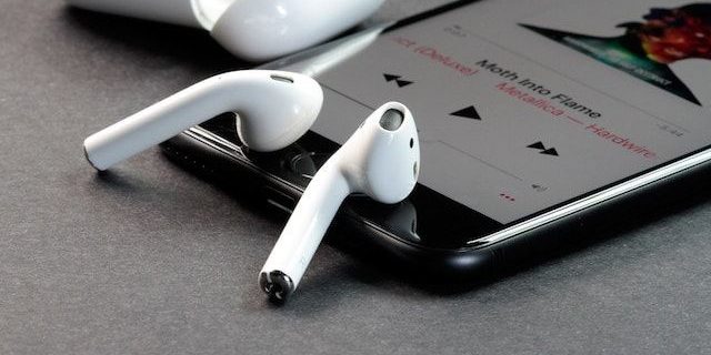 Как в наушниках AirPods переключать (включать, пауза) песни