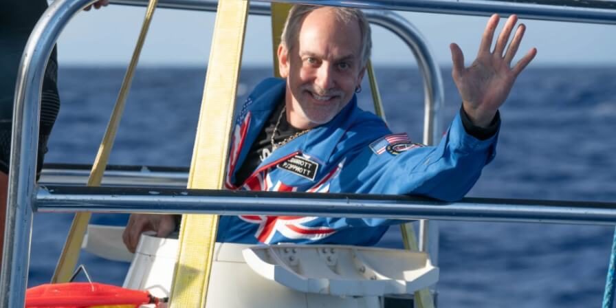 Человек опустился на самую глубокую точку Земли. Что там происходит?