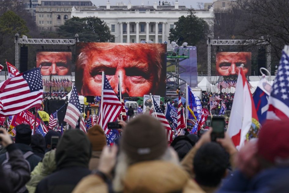 <pre>Facebook приостанавливает действие учетной записи Трампа до конца его срока