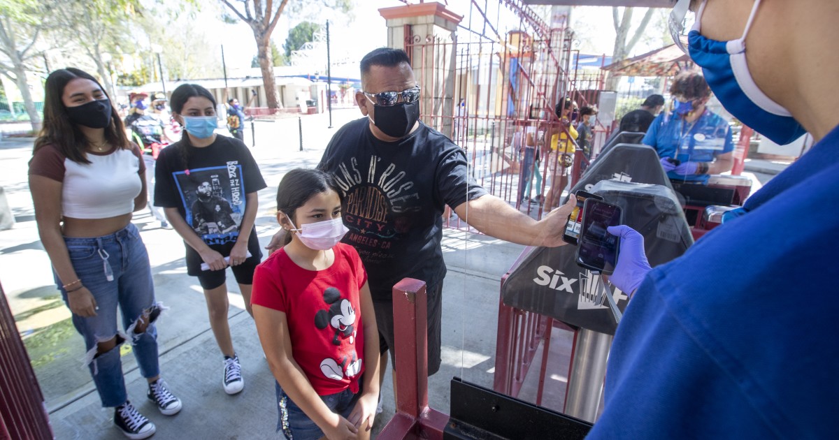 <pre>Диснейленд снова открывается: как тематические парки времен COVID сокращают толпу