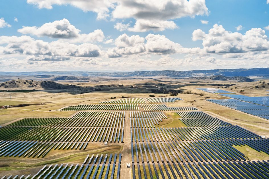 <pre>Apple продвигает вперед новые решения в области возобновляемых источников энергии с более чем 110 поставщиками