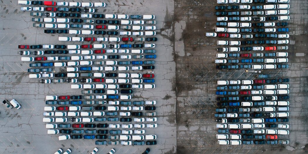 <pre>Дефицит компьютерных чипов затруднил автомобильную промышленность