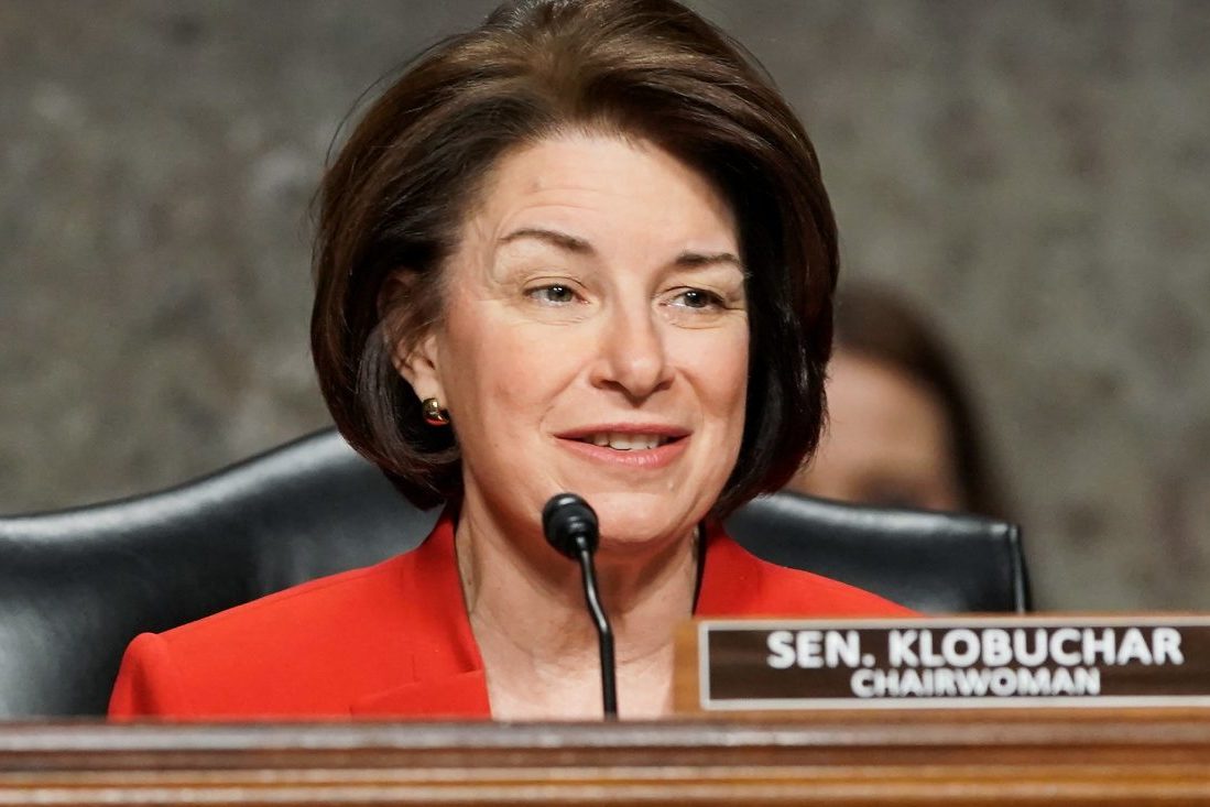 <pre>Демократы и республиканцы гонятся за крупными технологиями