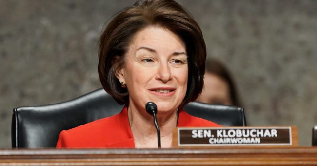 <pre>Демократы и республиканцы гонятся за крупными технологиями