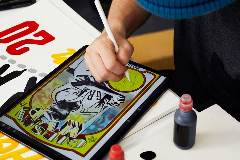 <pre>Художники переосмысливают бейсбольную карточку с помощью iPad Pro и Apple Pencil