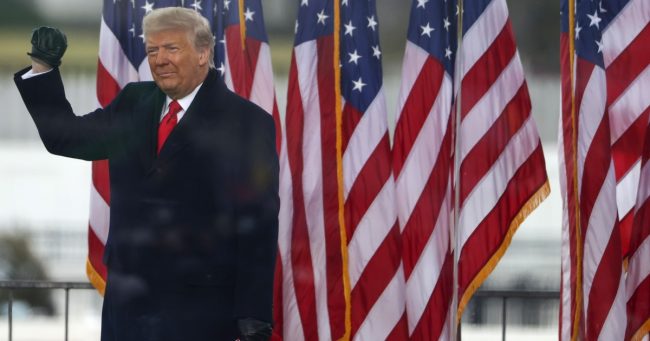 <pre>Facebook должен принять решение о постоянном запрете Трампа: Наблюдательный совет