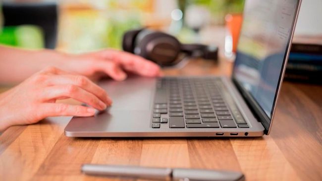 <pre>MacBook превосходит процветающий рынок ноутбуков