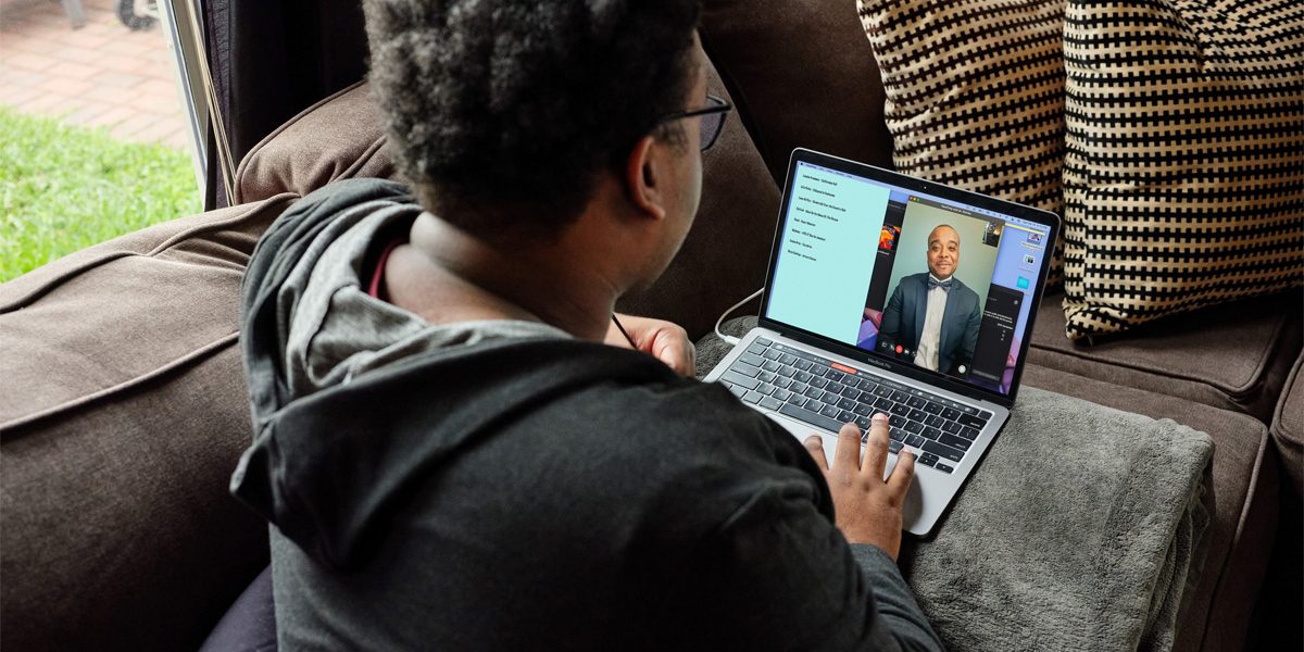 <pre>Новое поколение черных учителей-мужчин начинает свой путь в партнерстве с Apple