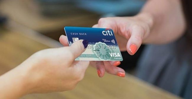 Заклеивать ли номер на обратной стороне банковской карты, если иногда приходится передавать ее в руки продавцу?