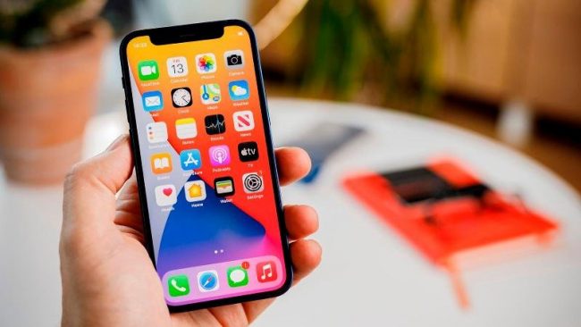 <pre>Apple прекращает производство iPhone 12 mini