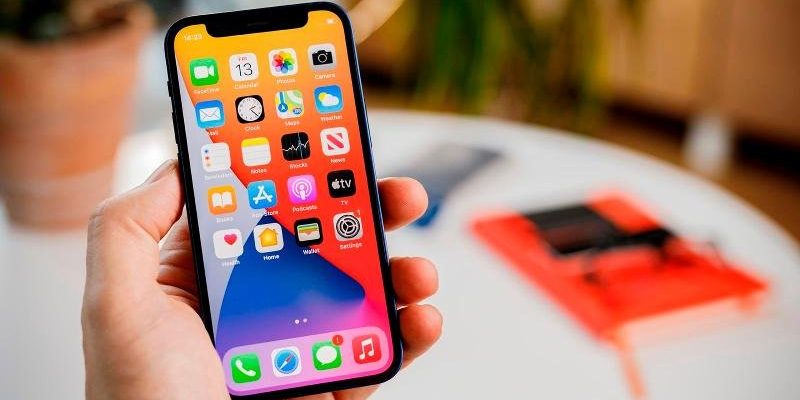 <pre>Apple прекращает производство iPhone 12 mini