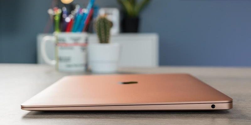 <pre>MacBook Air «Стремился к совершенно новому дизайну»