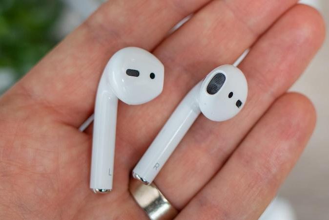 <pre>Почему наушники Apple белые