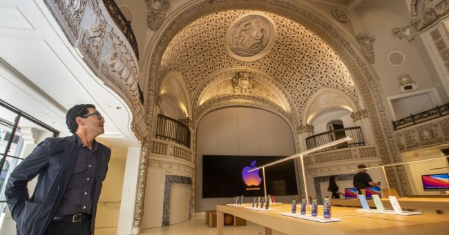 <pre>Загляните в новый модный магазин Apple в центре Лос-Анджелеса