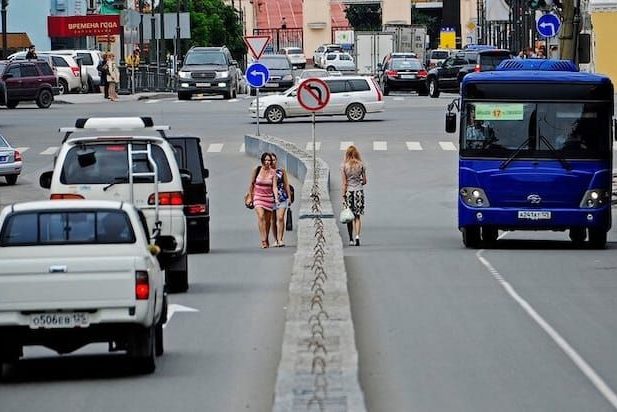 Зачем нужно левостороннее движение и как ездили люди в старину?