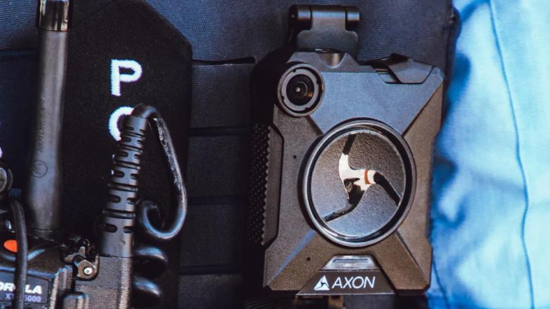 <pre>Apple заставляет сотрудников носить камеры для тела, чтобы контролировать утечки