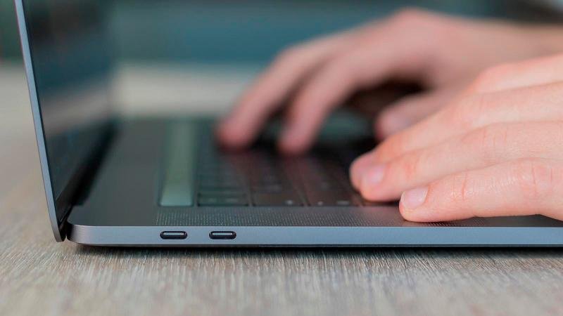 <pre>Bloomberg: Новый MacBook Pro выйдет этой осенью