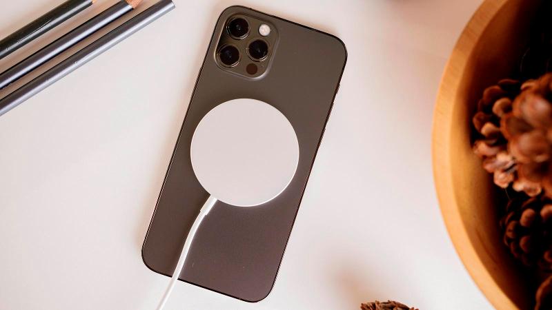 <pre>У iPhone 13 «магниты MagSafe станут сильнее»