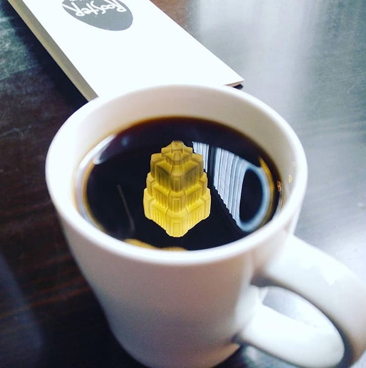 Плавучий замок в чашке кофе