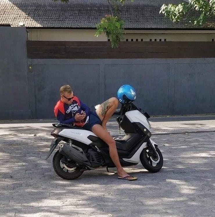 Девушка-мотоциклист