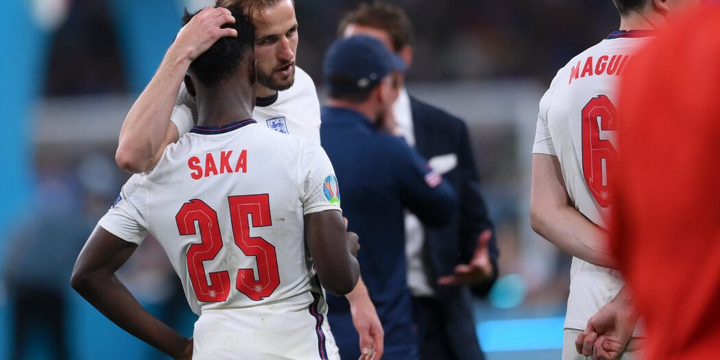 <pre>Англичанин Букайо Сака призывает Facebook и Twitter бороться с злоупотреблениями