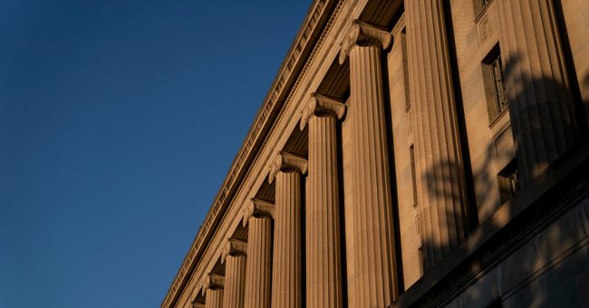 <pre>Антимонопольная группа Байдена сигнализирует о большом повороте в корпоративных титанах