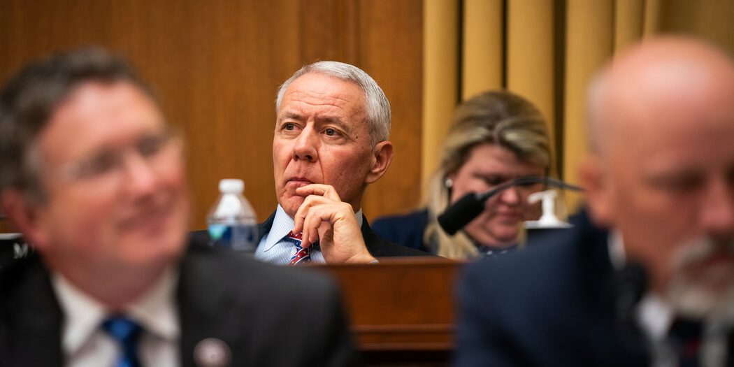 <pre>G.O.P. Законодатели ставят под сомнение связи Amazon по контракту с Пентагоном