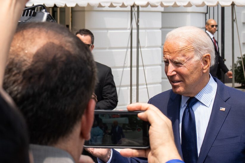 <pre>«Они убивают людей»: Байден осуждает социальные сети за дезинформацию вирусами