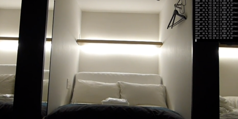 <pre>У Боба была плохая ночь: вред, причиненный Интернетом вещей в капсульном отеле, выводит месть соседей на новый уровень