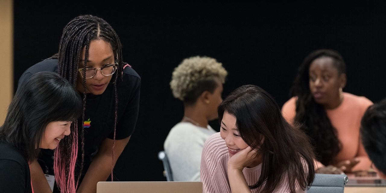 <pre>Исполнительный директор Apple обсуждает важность Предпринимательского лагеря для женщин и чернокожих разработчиков